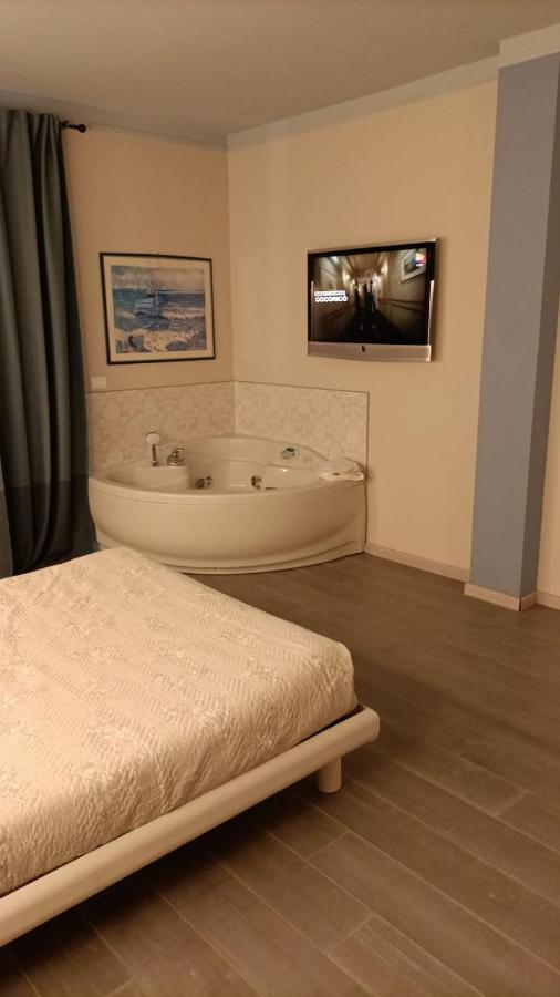 Garda Fantasy Apartment - Jacuzzi Desenzano del Garda Kültér fotó